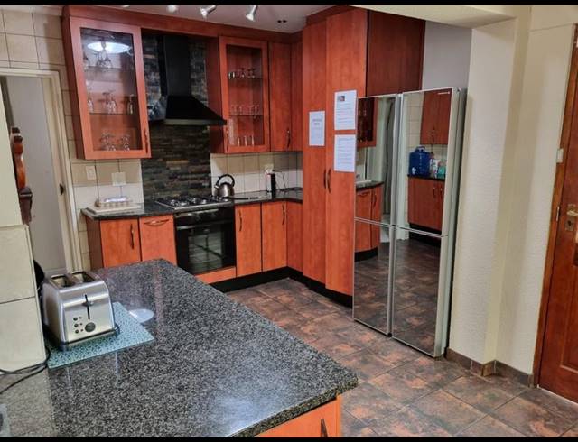 3 BEDROOM PROPERTY TO RENT IN VAN RIEBEECK PARK